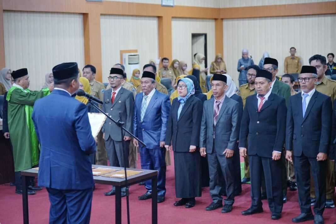 Lantik 24 Pejabat, Bupati Bantaeng Tekankan Maksimalkan Pelayanan Kepada Masyarakat. Lantik 24 Pejabat, Bupati Bantaeng Tekankan Maksimalkan Pelayanan Kepada Masyarakat.