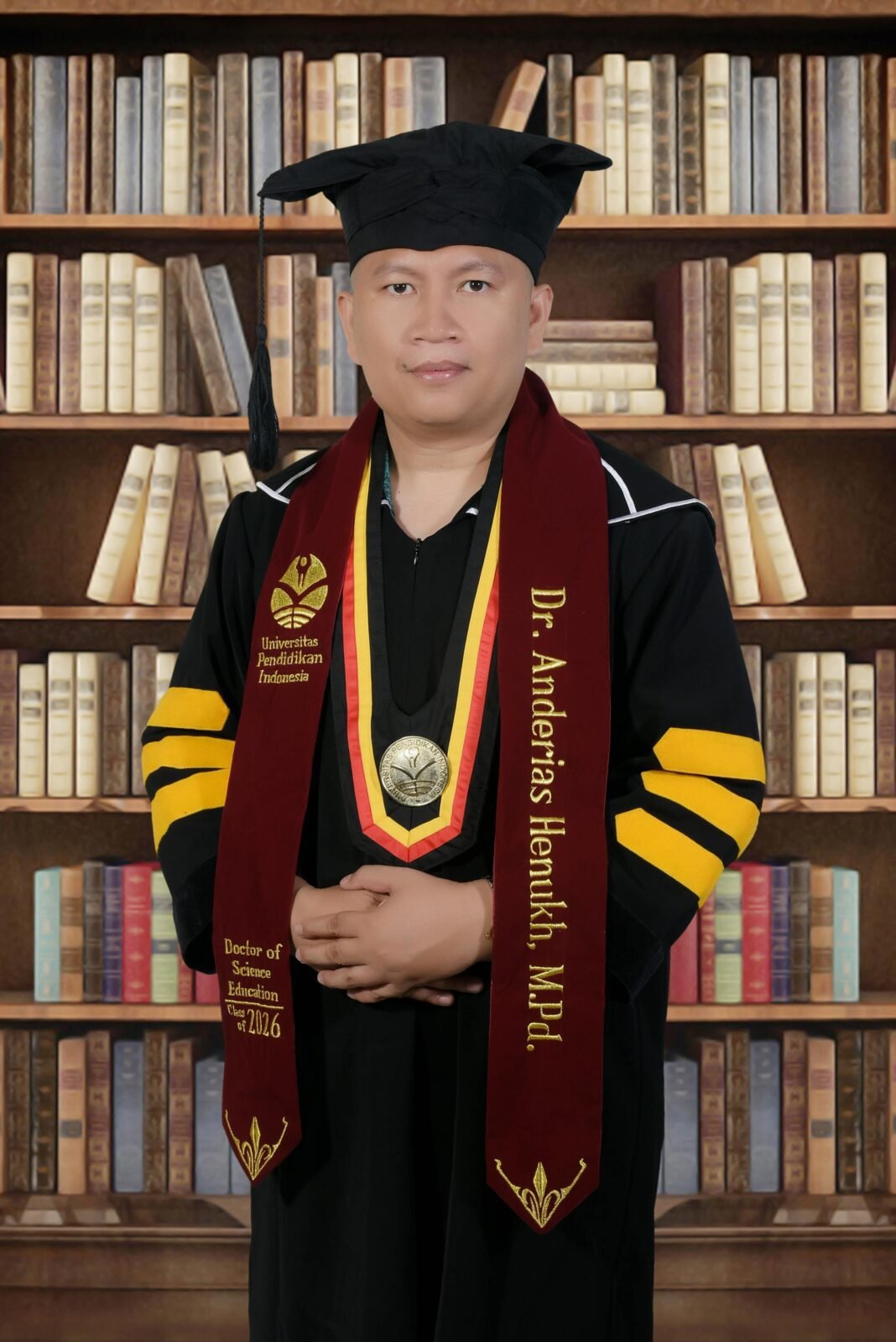Dari Anak Kampung Mundek hingga Raih Gelar Doktor Cumlaude, Anderias Henukh Bawa Pesan Motivasi Dari Anak Kampung Mundek hingga Raih Gelar Doktor Cumlaude, Anderias Henukh Bawa Pesan Motivasi