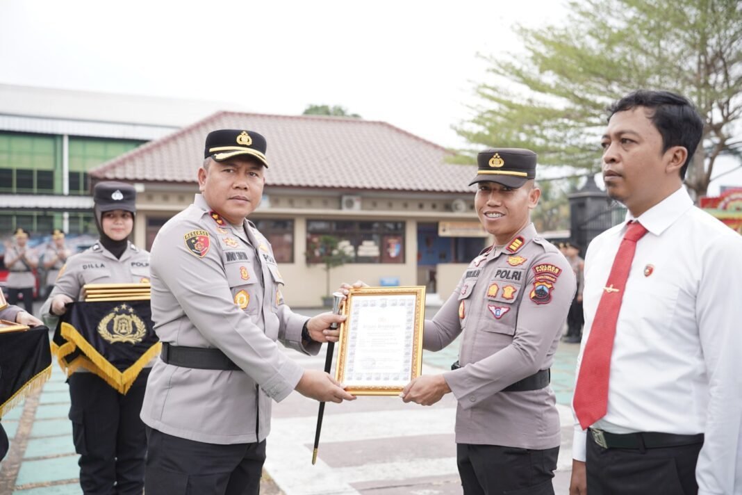 POLRES Purworejo Gelar Sertijab Dan Penganugerahan Penghargaan Ke Personil Berprestasi POLRES Purworejo Gelar Sertijab Dan Penganugerahan Penghargaan Ke Personil Berprestasi