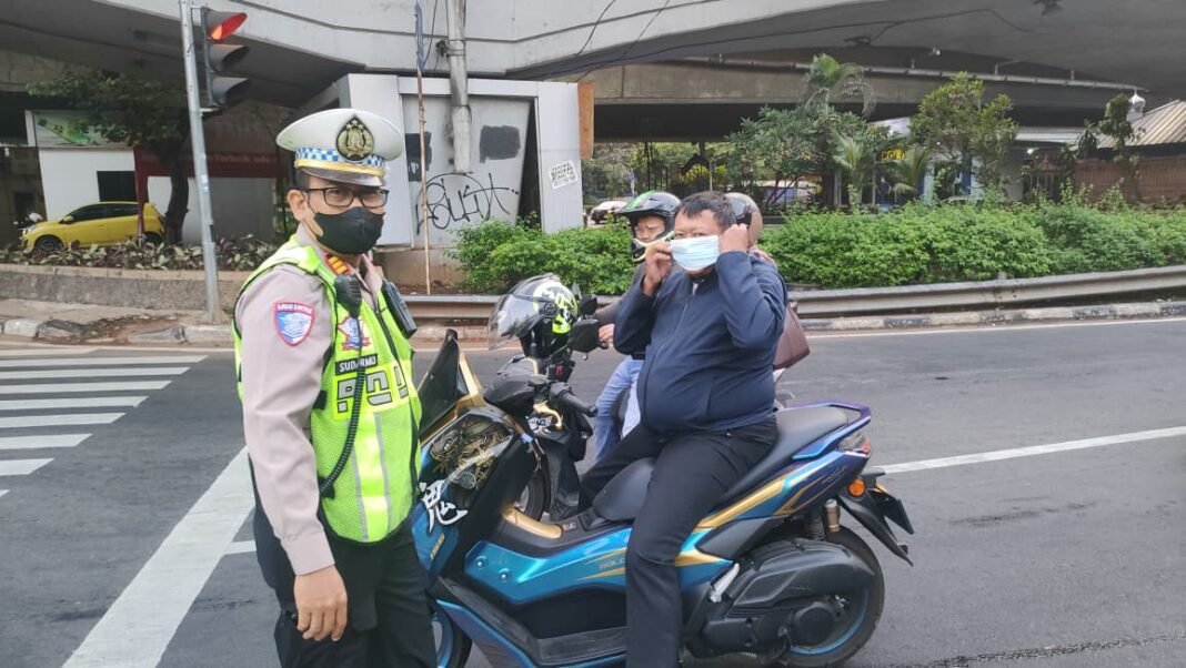 Peduli Kesehatan Jalan, Satlantas Jakbar Bagikan Masker Antisipasi Dampak Erupsi Gunung Anak Krakatau* Peduli Kesehatan Jalan, Satlantas Jakbar Bagikan Masker Antisipasi Dampak Erupsi Gunung Anak Krakatau*