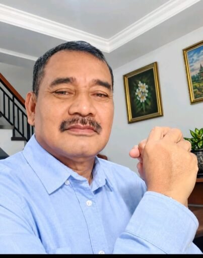 Di Ujung Usia, Tukang Parkir Masih Berdiri Menjaga Kendaraan Di Ujung Usia, Tukang Parkir Masih Berdiri Menjaga Kendaraan