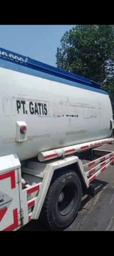 Diduga Angkut Solar Ilegal, Mobil Tangki Ditahan Warga di PALI Diduga Angkut Solar Ilegal, Mobil Tangki Ditahan Warga di PALI