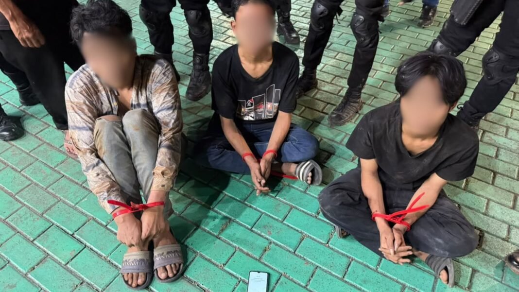Brimob Polda Metro Jaya Amankan Tiga Pelaku Perampasan di Tomang Brimob Polda Metro Jaya Amankan Tiga Pelaku Perampasan di Tomang