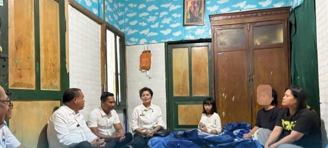 Bupati Karo Jenguk Febiona Br Purba Siswi Terdampak MBG Bupati Karo Jenguk Febiona Br Purba Siswi Terdampak MBG