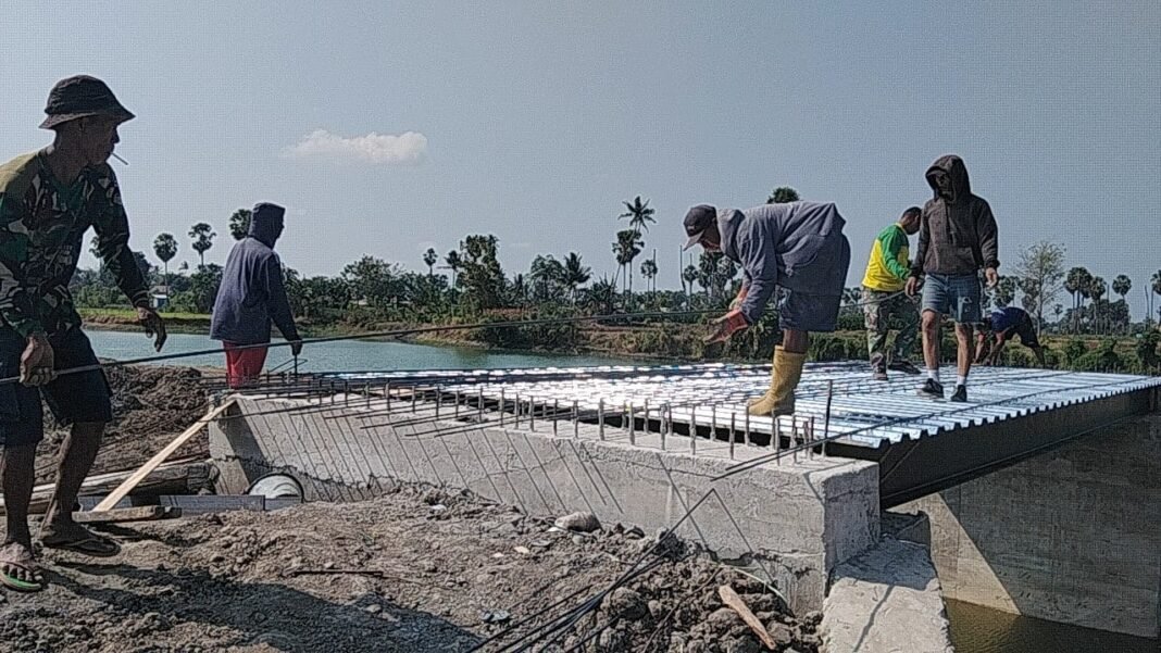 Kebersamaan TNI dan Rakyat Dongkrak Pembangunan Jembatan Pabbundukang Hingga 71 Persen Kebersamaan TNI dan Rakyat Dongkrak Pembangunan Jembatan Pabbundukang Hingga 71 Persen