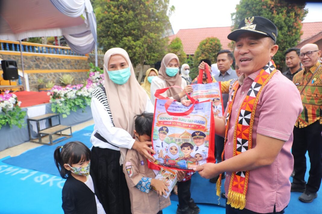 Parosil Mabsus Bantuan 766 Seragam Gratis Pemkab Lambar Hapus Jurang Kaya Miskin di Sekincau. Parosil Mabsus Bantuan 766 Seragam Gratis Pemkab Lambar Hapus Jurang Kaya Miskin di Sekincau.