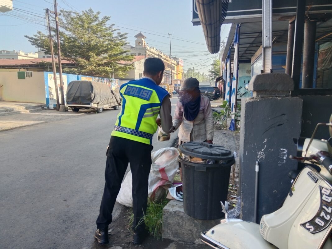 Sebelum Atur Lalu Lintas, Kasat Lantas Gowa Bantu Ibu Pemulung Sebelum Atur Lalu Lintas, Kasat Lantas Gowa Bantu Ibu Pemulung