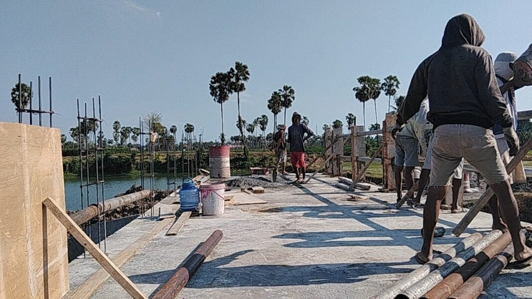Progres Capai 78%, Jembatan Beton Pabbundukang Gowa Segera Rampung Berkat Kolaborasi TNI-Masyarakat Progres Capai 78%, Jembatan Beton Pabbundukang Gowa Segera Rampung Berkat Kolaborasi TNI-Masyarakat
