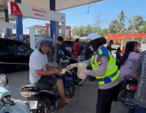 Polwan Satlantas Polres Gowa Bagikan Makanan kepada Pengendara yang Antre BBM Polwan Satlantas Polres Gowa Bagikan Makanan kepada Pengendara yang Antre BBM