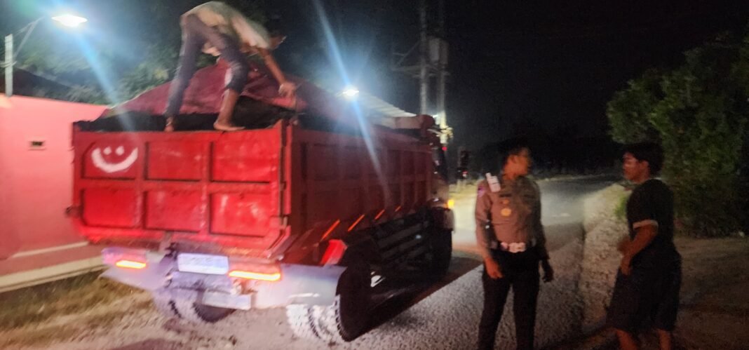 Hendak Safari Subuh di Bajeng, Kasat Lantas Edukasi Pengangkut Material Hendak Safari Subuh di Bajeng, Kasat Lantas Edukasi Pengangkut Material