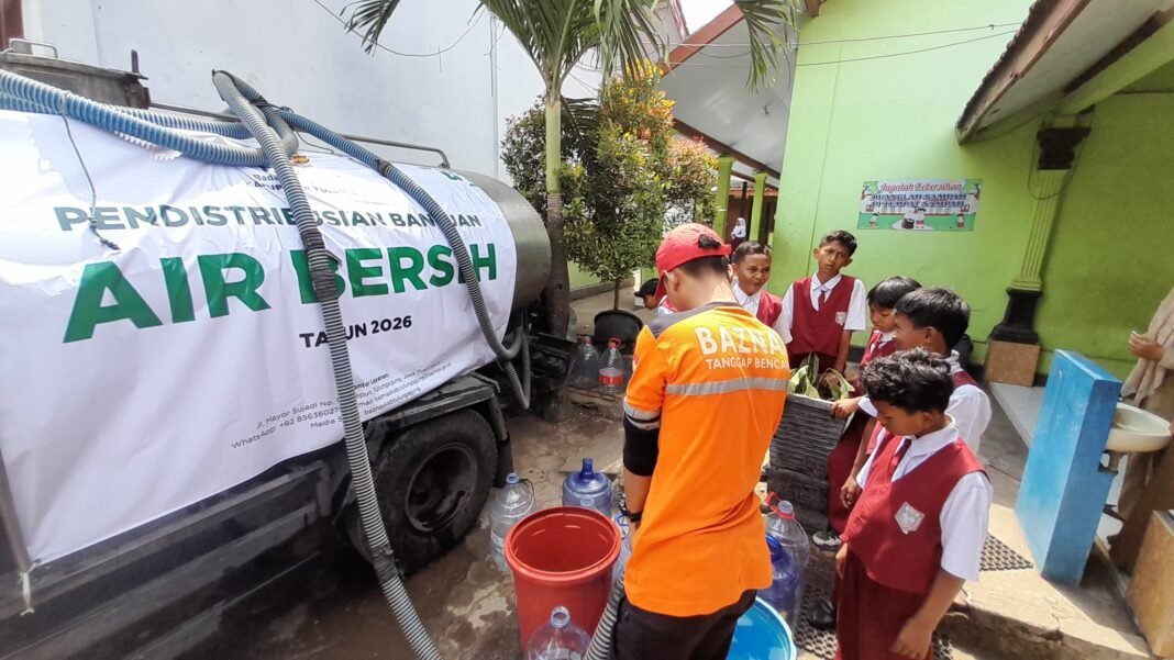 PLT Bupati Tulungagung Peduli Warga Segawe, Salurkan Bantuan Air Bersih ke SD Negeri 1 Segawe PLT Bupati Tulungagung Peduli Warga Segawe, Salurkan Bantuan Air Bersih ke SD Negeri 1 Segawe