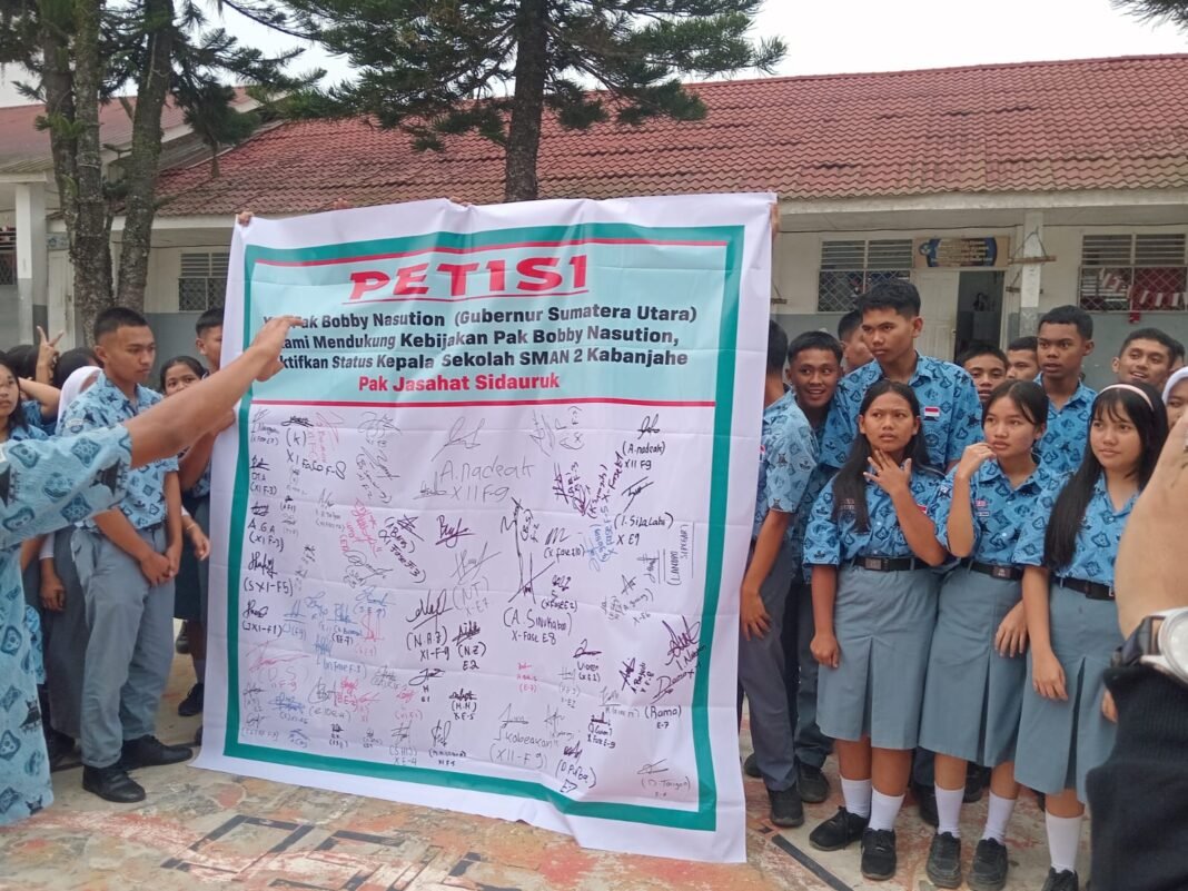 Pelajar SMAN 2 Kabanjahe Buat Petisi ! Minta Kepala Sekolah Mereka, Jasahat Sidauruk Kembali Diaktifkan Pelajar SMAN 2 Kabanjahe Buat Petisi ! Minta Kepala Sekolah Mereka, Jasahat Sidauruk Kembali Diaktifkan