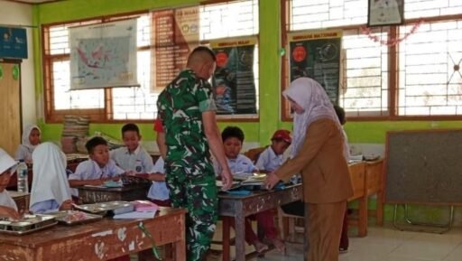 Babinsa Gowa Kawal Ketat Program Makan Bergizi Gratis Demi Kesehatan Generasi Bangsa Babinsa Gowa Kawal Ketat Program Makan Bergizi Gratis Demi Kesehatan Generasi Bangsa