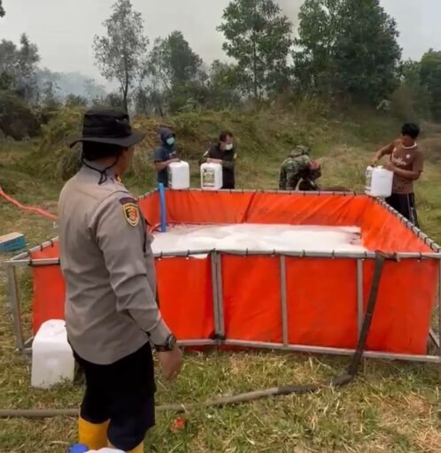 Kapolsek Gelumbang Pimpin Pemadaman Karhutla 10 Hektare, Formula X-FIRE 01 Dikerahkan di Lahan Gambut Kapolsek Gelumbang Pimpin Pemadaman Karhutla 10 Hektare, Formula X-FIRE 01 Dikerahkan di Lahan Gambut