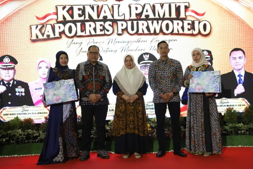 Polres Purworejo Gelar Prosesi Pelepasan Dan Penyambutan : Kapolres Lama Ke Kapolres Baru Polres Purworejo Gelar Prosesi Pelepasan Dan Penyambutan : Kapolres Lama Ke Kapolres Baru