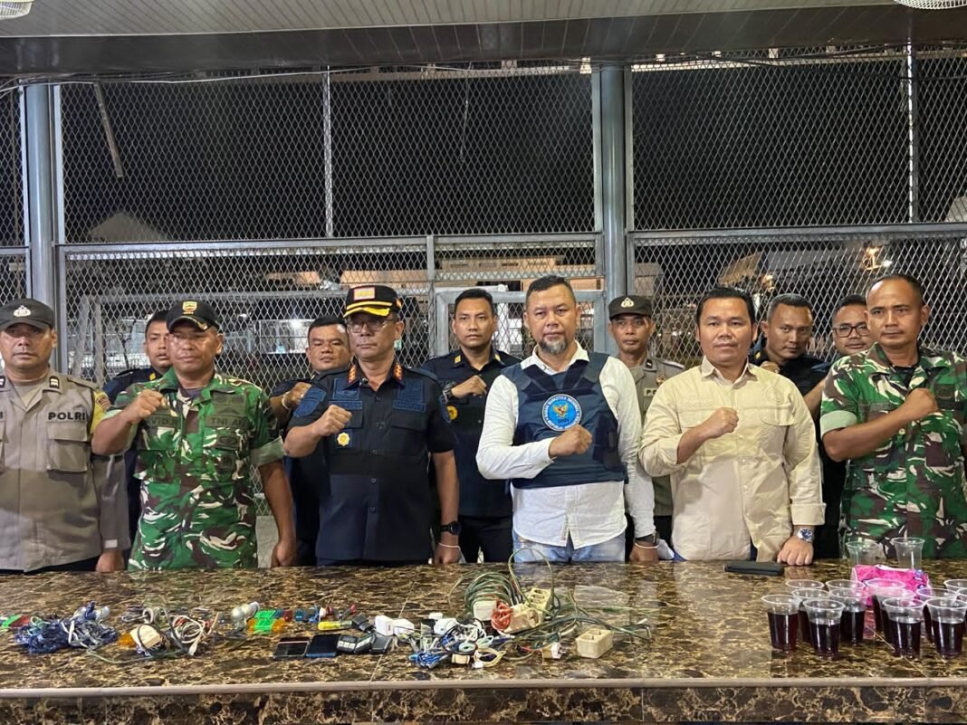 Geger! Razia Dadakan Lapas Narkotika Langkat, Senjata Tajam & Kabel Ilegal Disita, 10 WBP Negatif Urine Geger! Razia Dadakan Lapas Narkotika Langkat, Senjata Tajam & Kabel Ilegal Disita, 10 WBP Negatif Urine