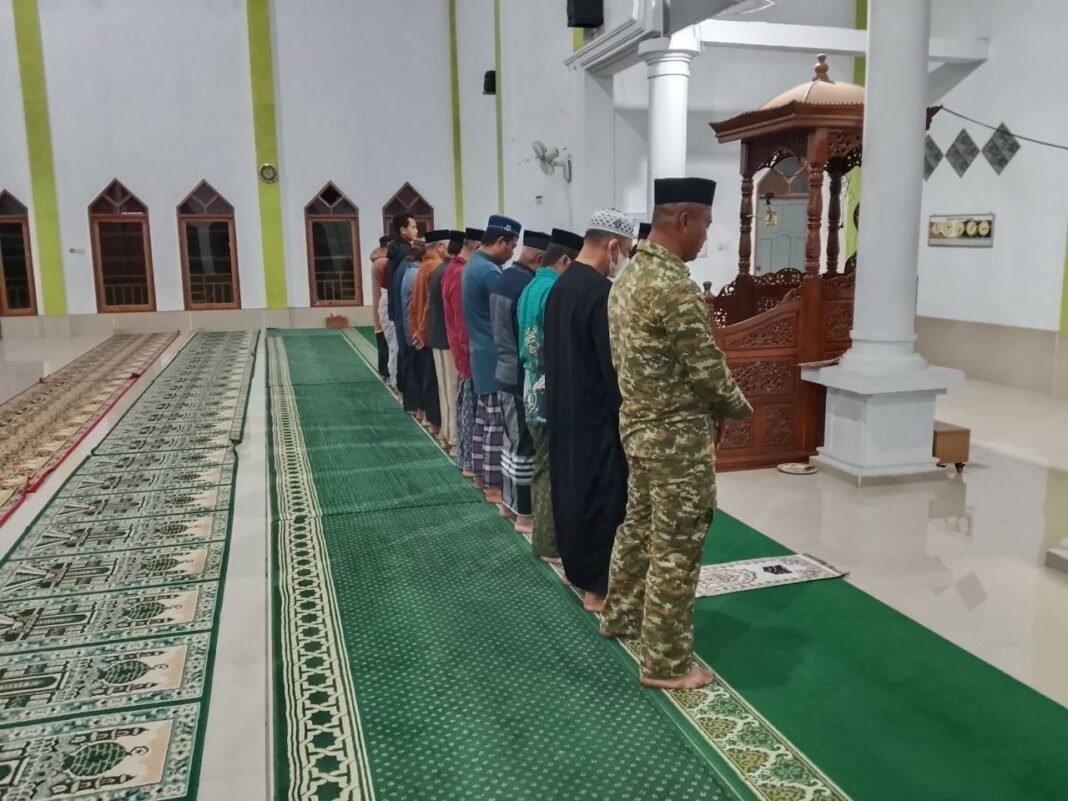 Babinsa Koramil Tompobulu Laksanakan Sholat Subuh Berjamaah Sekaligus Komsos dengan Tokoh Agama Babinsa Koramil Tompobulu Laksanakan Sholat Subuh Berjamaah Sekaligus Komsos dengan Tokoh Agama