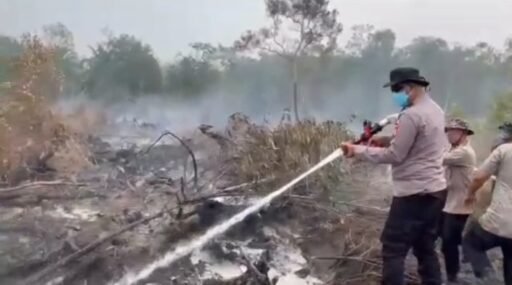 Kabag Ops PimpinLangsung PemadamanKarhutla di Gelumbang,Polres MuaraEnim Gunakan Formula X-Fire 02 Slog Polri Kabag Ops PimpinLangsung PemadamanKarhutla di Gelumbang,Polres MuaraEnim Gunakan Formula X-Fire 02 Slog Polri