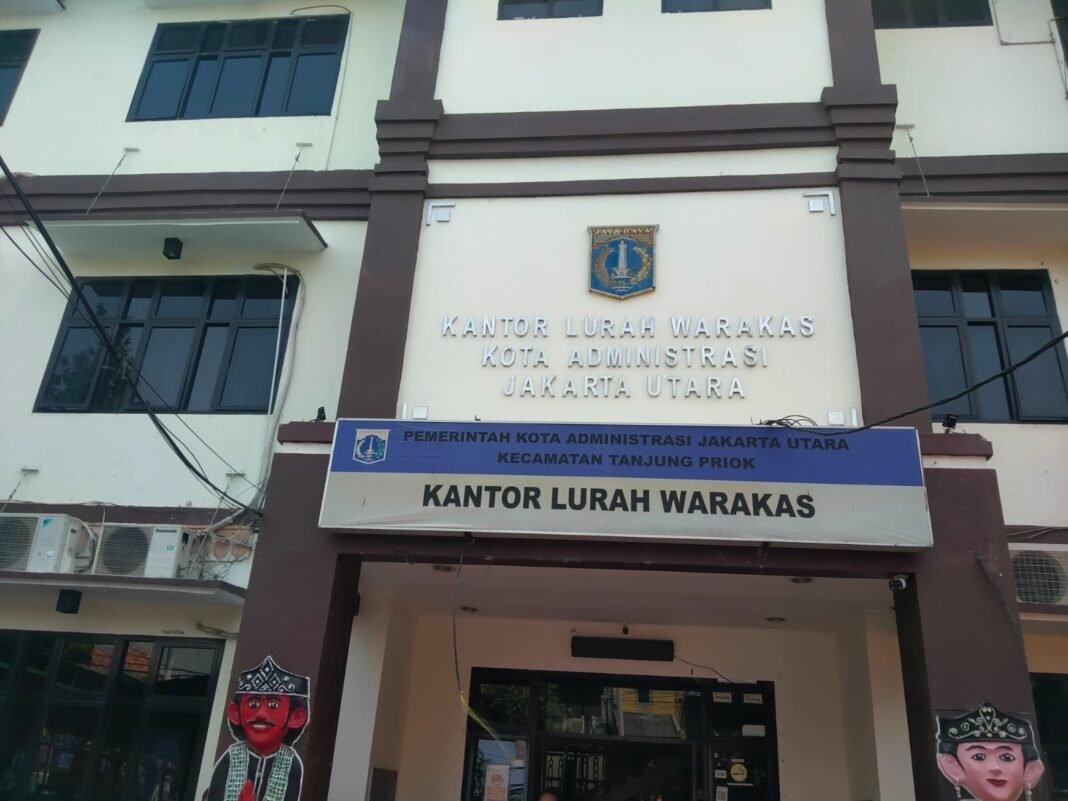 Hari Pertama Pendistribusian Bantuan Pangan Beras Bulog kepada Warga Kelurahan Warakas Hari Pertama Pendistribusian Bantuan Pangan Beras Bulog kepada Warga Kelurahan Warakas