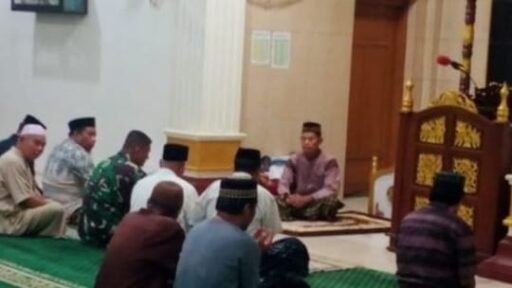 Pererat Kebersamaan, Babinsa Koramil 01/Somba Opu Laksanakan Sholat Subuh dan Komsos di Masjid Al Ikhlas Pererat Kebersamaan, Babinsa Koramil 01/Somba Opu Laksanakan Sholat Subuh dan Komsos di Masjid Al Ikhlas