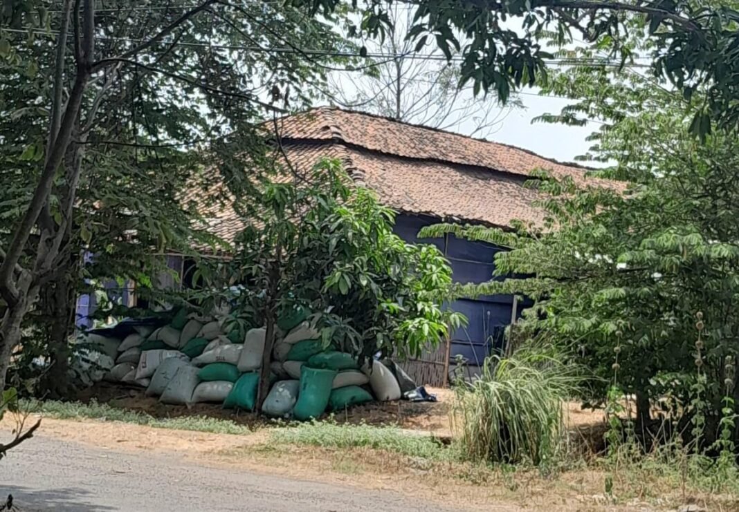 Warga Dusun Welit Desa Jati Keluhkan Kandang Ayam Tak, Berizin Dekat Dengan Pemukiman Warga Dusun Welit Desa Jati Keluhkan Kandang Ayam Tak, Berizin Dekat Dengan Pemukiman