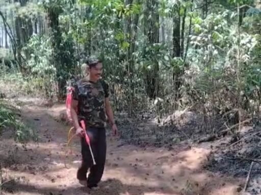 Babinsa Kodim 1409/Gowa Bersama Warga Padamkan Kebakaran Lahan di Paranglompoa Babinsa Kodim 1409/Gowa Bersama Warga Padamkan Kebakaran Lahan di Paranglompoa
