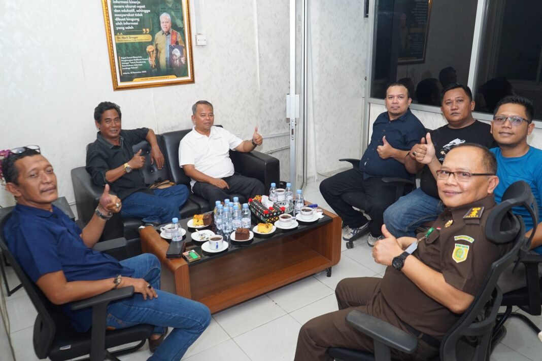 Kejati Sumut Sambut Hangat Silaturahmi Forwaka Sumut, Perkuat Sinergitas Pers Dengan Insan Adhyaksa Kejati Sumut Sambut Hangat Silaturahmi Forwaka Sumut, Perkuat Sinergitas Pers Dengan Insan Adhyaksa