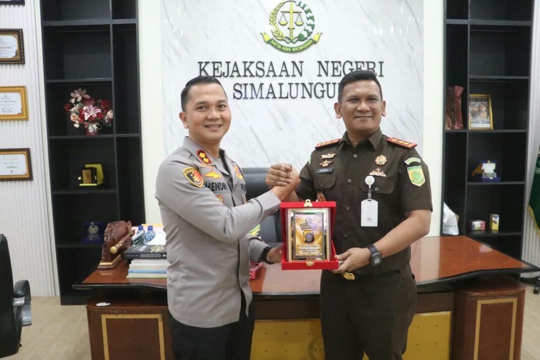 Perkuat Sinergitas Gakum : Kapolres Simalungun Kunjungan Silaturahmi ke Kajari Simalungun Perkuat Sinergitas Gakum : Kapolres Simalungun Kunjungan Silaturahmi ke Kajari Simalungun