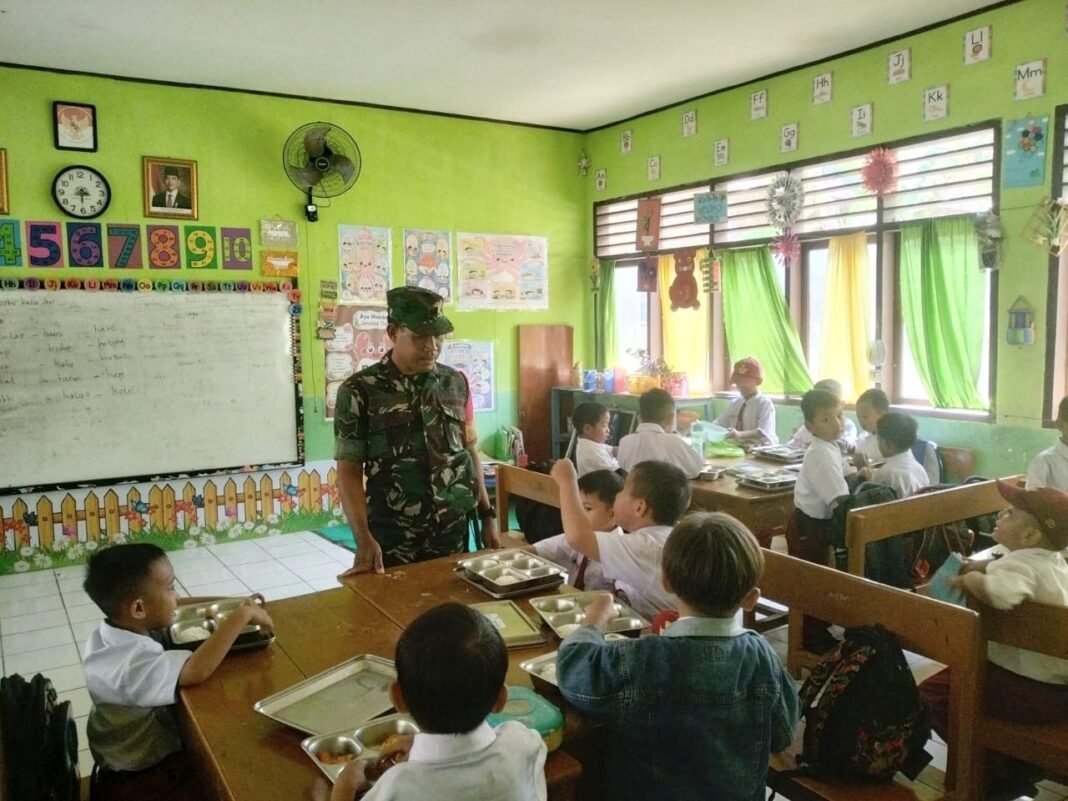 Pastikan Higienis, Babinsa Parangbanoa Dampingi Distribusi MBG Pelajar Gowa Pastikan Higienis, Babinsa Parangbanoa Dampingi Distribusi MBG Pelajar Gowa
