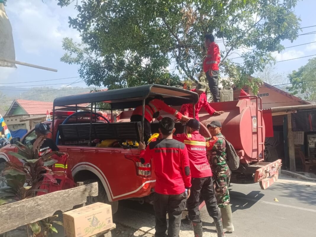 Sinergi TNI-Polri Bersama Manggala Agni dan Warga Padamkan Kebakaran Lahan di Gowa Sinergi TNI-Polri Bersama Manggala Agni dan Warga Padamkan Kebakaran Lahan di Gowa