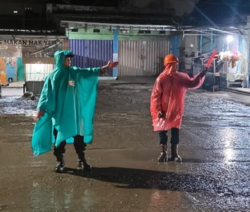 Hujan Mengguyur, Bhabinkamtibmas Desa Lingga Tetap Siaga Atur Lalu Lintas di Jalan Lintas Sumatera Hujan Mengguyur, Bhabinkamtibmas Desa Lingga Tetap Siaga Atur Lalu Lintas di Jalan Lintas Sumatera