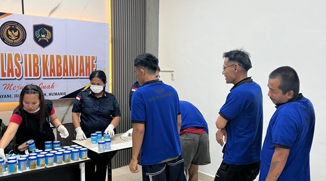 Memperkuat Komitmen P4GN , Rutan Kabanjahe dan BNNK Karo Gelar Test Urine Pegawai dan Warga Binaan Memperkuat Komitmen P4GN , Rutan Kabanjahe dan BNNK Karo Gelar Test Urine Pegawai dan Warga Binaan