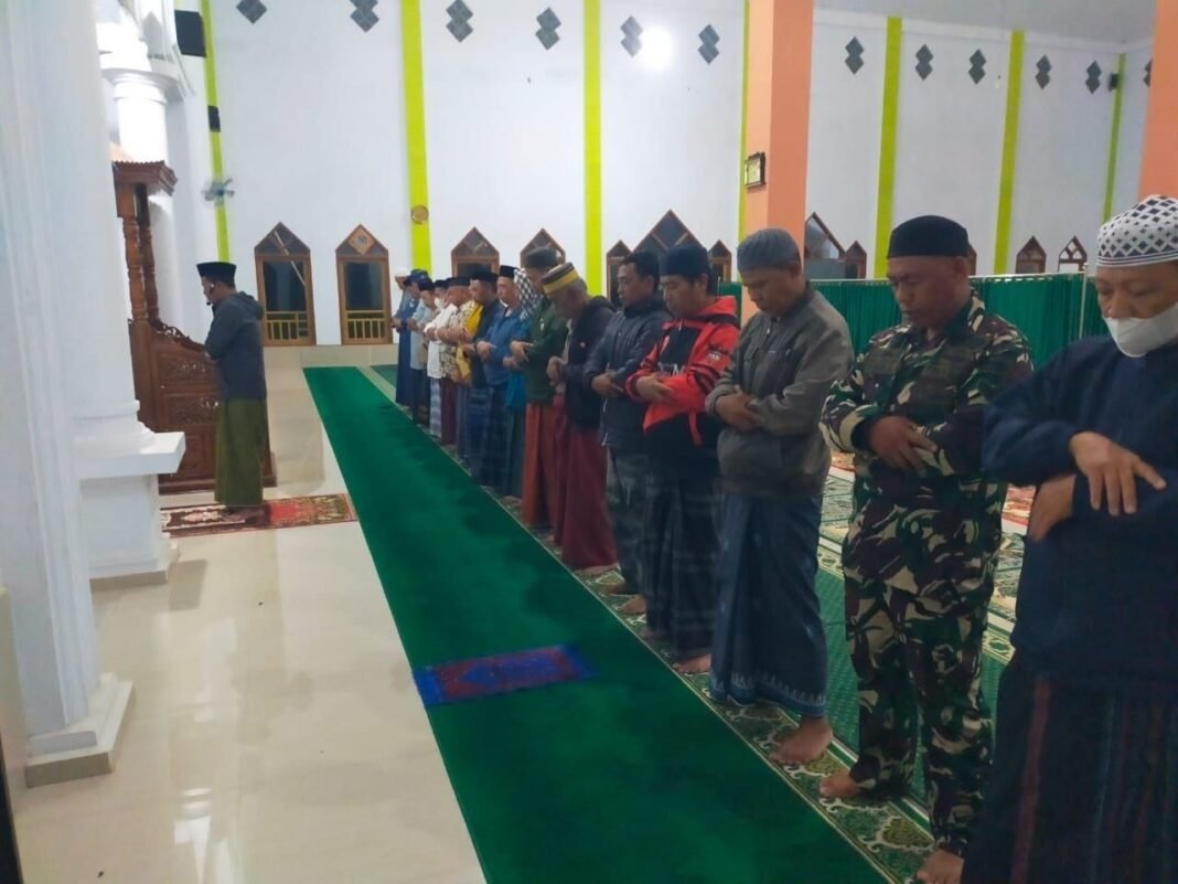 Hangatkan Suasana Pagi, Babinsa Koramil 1409-07/Tompobulu Ba’da Subuh Ngobrol Bareng Warga Binaan Hangatkan Suasana Pagi, Babinsa Koramil 1409-07/Tompobulu Ba’da Subuh Ngobrol Bareng Warga Binaan