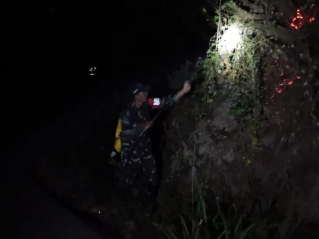 Gerak Cepat Babinsa dan Masyarakat Jinakkan Kebakaran Lahan di Malino Gowa Gerak Cepat Babinsa dan Masyarakat Jinakkan Kebakaran Lahan di Malino Gowa