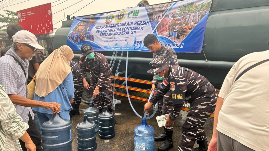 Kodaeral XII Salurkan 4.000 Liter Air Bersih dan Masker bagi Masyarakat Kodaeral XII Salurkan 4.000 Liter Air Bersih dan Masker bagi Masyarakat