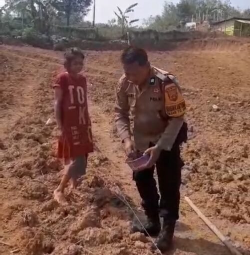 Polsek Lawang Kidul Perkuat Ketahanan Pangan, Tanam Jagung Bersama Kelompok Tirta Tani Sukses Polsek Lawang Kidul Perkuat Ketahanan Pangan, Tanam Jagung Bersama Kelompok Tirta Tani Sukses