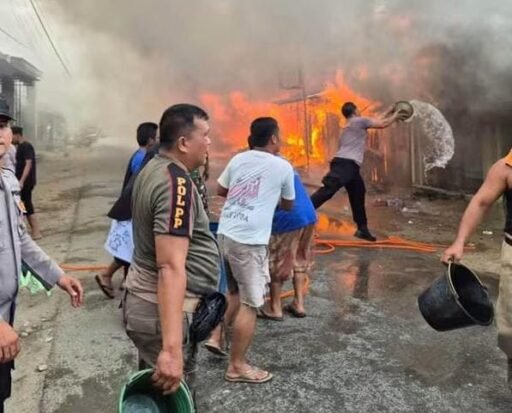 Kebakaran di Pasar Manduamas Tapteng ! 10 Tempat Usaha Dilalap Jago Merah,Satu Orang Luka Kebakaran di Pasar Manduamas Tapteng ! 10 Tempat Usaha Dilalap Jago Merah,Satu Orang Luka