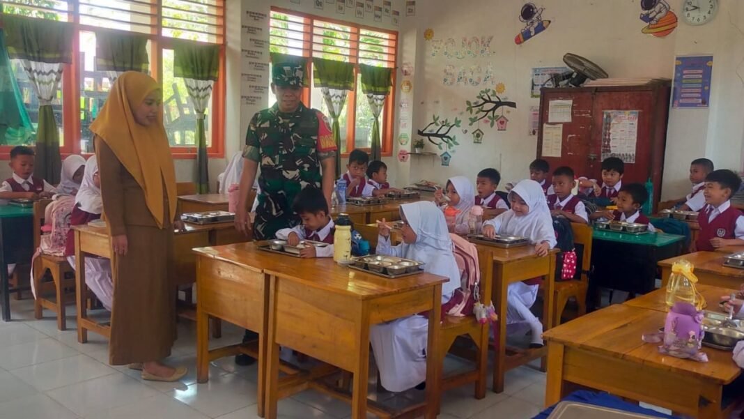 Babinsa Desa Maradekaya Kawal Ketat Distribusi 2.925 Porsi Gizi SPPG Bajeng Panciro 02 Babinsa Desa Maradekaya Kawal Ketat Distribusi 2.925 Porsi Gizi SPPG Bajeng Panciro 02