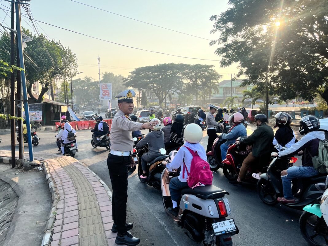 Satlantas Polresta Gowa Atur Lalu Lintas di Depan Rumah Duka Wargapo Satlantas Polresta Gowa Atur Lalu Lintas di Depan Rumah Duka Wargapo