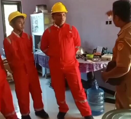 Bantu Instalasi Listrik Warga Secara Cuma-cuma, Terobosan SMKN 5 Kupang Dipuji Ketua RT Bantu Instalasi Listrik Warga Secara Cuma-cuma, Terobosan SMKN 5 Kupang Dipuji Ketua RT