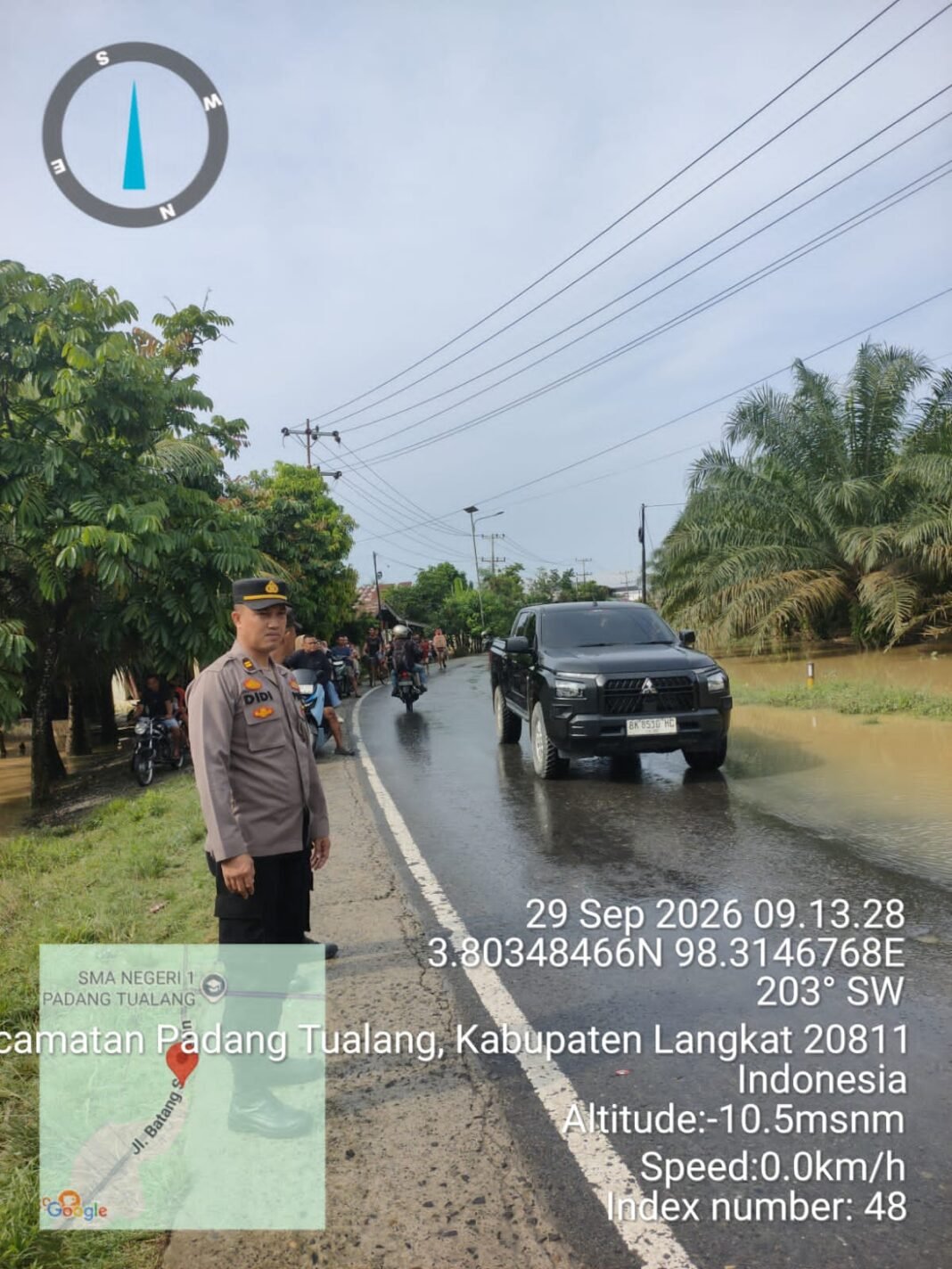 Banjir Rendam Jalan Sumor bor-Tanjung Selamat, Polsek Padang Tualang Sigap Atur Lalu Lintas Banjir Rendam Jalan Sumor bor-Tanjung Selamat, Polsek Padang Tualang Sigap Atur Lalu Lintas