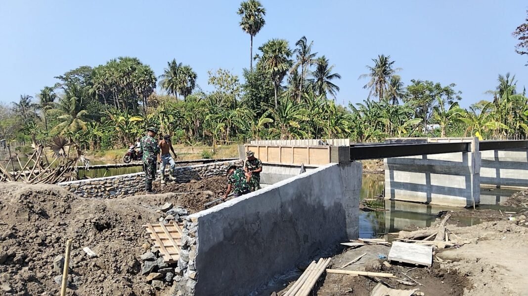 Kemanunggalan TNI-Rakyat Nyata dalam Pengerjaan Jembatan Beton Dusun Jatia Kemanunggalan TNI-Rakyat Nyata dalam Pengerjaan Jembatan Beton Dusun Jatia