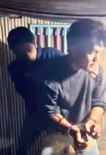 Seorang Pemuda Menghadang dan Mengancam Anggota Polisi dengan Sebilah Badik Seorang Pemuda Menghadang dan Mengancam Anggota Polisi dengan Sebilah Badik