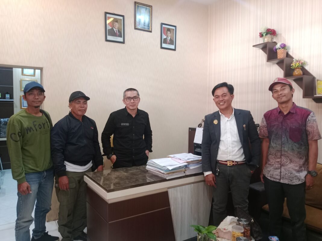 Menjalin tali silaturahmi LBH GADJAH MADHA INDONESIA di Desa setail genteng Menjalin tali silaturahmi LBH GADJAH MADHA INDONESIA di Desa setail genteng