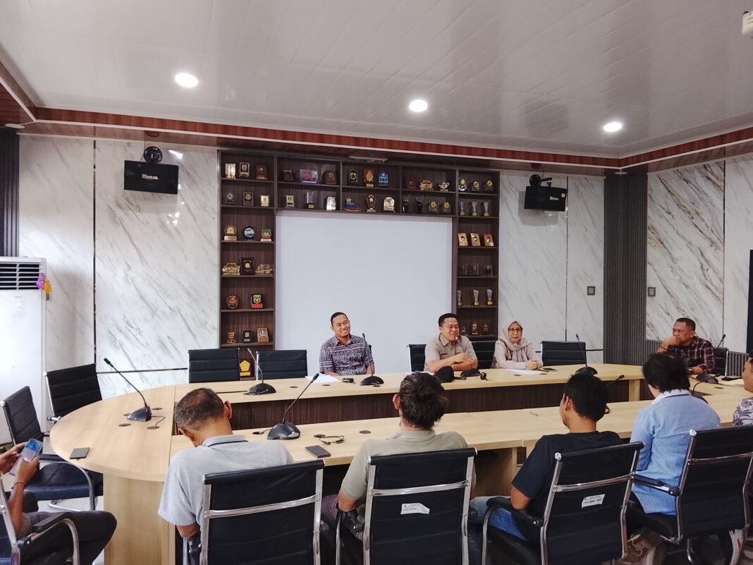 Forum Arus Bawah Minta Pemda Subang Untuk Tinjauan Kembali Kerja sama Dengan Pihak PT PLN Terkait PJU Forum Arus Bawah Minta Pemda Subang Untuk Tinjauan Kembali Kerja sama Dengan Pihak PT PLN Terkait PJU
