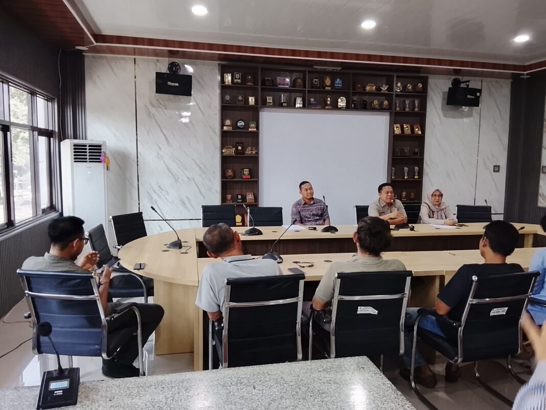 FORUM ARUS BAWAH MINTA PEMDA SUBANG TINJAU KEMBALI KERJA SAMA DENGAN PIHAK PT PLN TERKAIT PJU FORUM ARUS BAWAH MINTA PEMDA SUBANG TINJAU KEMBALI KERJA SAMA DENGAN PIHAK PT PLN TERKAIT PJU