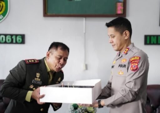 Kapolres Indramayu Ucapkan Selamat HUT TNI Kapolres Indramayu Ucapkan Selamat HUT TNI