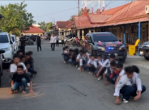 Tim URC Resmob Polres Indramayu Amankan 24 Remaja Terkait Janjian Tawuran Antar Pelajar di Balongan Tim URC Resmob Polres Indramayu Amankan 24 Remaja Terkait Janjian Tawuran Antar Pelajar di Balongan