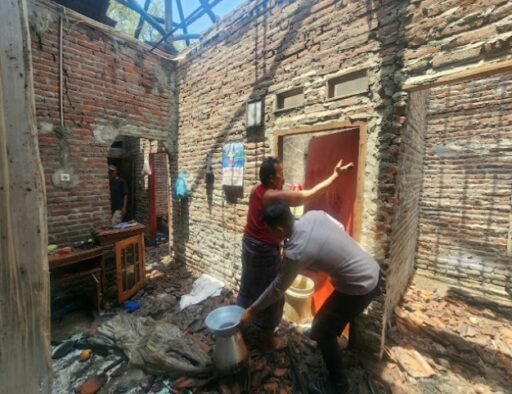 Rumah Warga Segeran Terbakar, Polisi dan Warga Padamkan Api di Gang Sempit Rumah Warga Segeran Terbakar, Polisi dan Warga Padamkan Api di Gang Sempit