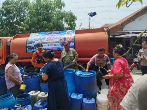 Polisi Bersama Masyarakat, Polres Indramayu Kembali Salurkan 20.000 Liter Air Bersih Polisi Bersama Masyarakat, Polres Indramayu Kembali Salurkan 20.000 Liter Air Bersih